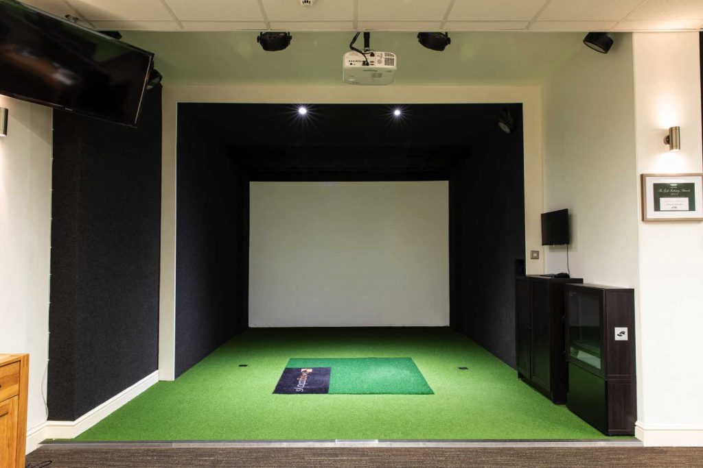 Golf simulator with a full hard-panel structure